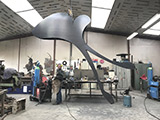 Sculpture en métal en phase de fabrication à l'atelier